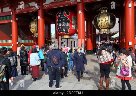 Tokio, Japan - Dezember 2, 2016: die Menschen besuchen Sensoji-Tempel in Asakusa, Tokyo. Senso-ji buddhistischen Tempel ist der Bodhisattva Kannon gewidmet. Stockfoto