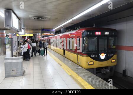 KYOTO, Japan - 24. NOVEMBER 2016: Passagiere am Keihan Bahnhof in Kyoto, Japan. Keihan Railway ist wichtiger Teil der öffentlichen Stadt transportati Stockfoto