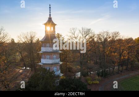 Oranienbaum, Deutschland. September 2017. Die Pagode im englisch-chinesischen Garten von Schloss Oranienbaum wird von den letzten Strahlen der Herbstsonne beleuchtet. 1683 als Sommerresidenz für Prinzessin Henriette Catharina, Ehefrau von Fürst Johann Georg II. Von Anhalt-Dessau und geborene Prinzessin von Oranien-Nassau erbaut, wurde das Schloss seit Jahren Schritt für Schritt renoviert. Es ist Teil des UNESCO-Weltkulturerbes Gartenreich Dessau-Wörlitz. (Luftaufnahme mit Drohne) Quelle: Jan Woitas/dpa-Zentralbild/ZB/dpa/Alamy Live News Stockfoto