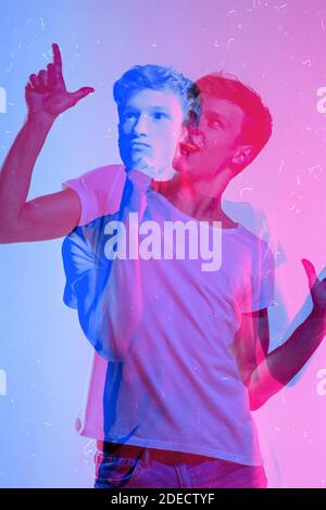 Nahaufnahme des kaukasischen Mannes auf neoned Hintergrund. Moderner und trendiger Duoton-Effekt, doppelte Belichtung. Konzept der menschlichen Emotionen, Gesichtsausdruck. Copyspace für adv. Menschen in Halbtönen. Stockfoto