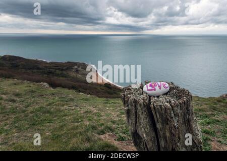 Ich liebe Pebble Left at Gore Cliff mit Blick auf den Ärmelkanal in der Nähe von Blackgang, Isle of Wight Stockfoto