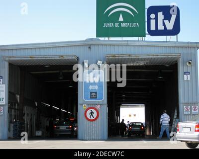 Fahrzeuge, die auf der Prüfstation der Fahrzeuge - ITV MOT, Estepona, Spanien - die Straßentüchtigkeit testen. Stockfoto