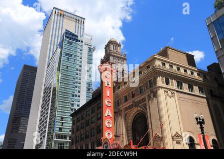 CHICAGO, USA - 28. JUNI 2013: Street view of Chicago Theatre. Chicago Theatre wurde 1921 gegründet und ist ein eingetragenes Chicago Landmark. Stockfoto