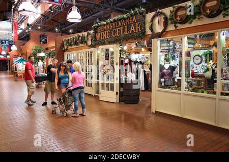 PITTSBURGH, USA - 29. JUNI 2013: die Menschen besuchen Station Square in Pittsburgh. Es handelt sich um eine retro style Shopping und Entertainment Complex, die bis 1897 zurückgehen Stockfoto