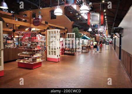 PITTSBURGH, USA - 29. JUNI 2013: die Menschen besuchen Station Square in Pittsburgh. Es handelt sich um eine retro style Shopping und Entertainment Complex, die bis 1897 zurückgehen Stockfoto