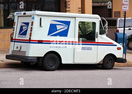 BALTIMORE, USA - 12. JUNI 2013: United States Postal Service Van in Baltimore. USPS ist der Betreiber der größten zivilen Fahrzeugflotte der Welt Stockfoto