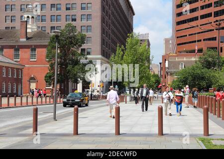 PHILADELPHIA, USA - 11. JUNI 2013: Menschen gehen in Philadelphia Historic District. Ab 2012 ist Philadelphia die fünftbevölkerungsreichste Stadt in den USA mit Stockfoto