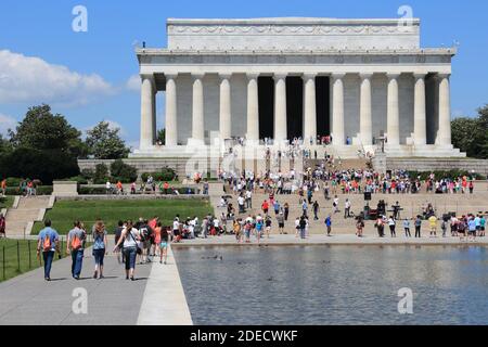 WASHINGTON, USA - 13. Juni, 2013: die Menschen besuchen Abraham Lincoln Memorial in Washington. 18,9 Millionen Touristen besucht, die Hauptstadt der Vereinigten Staaten im 20. Stockfoto