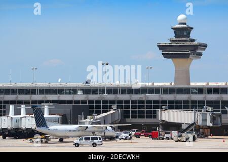 WASHINGTON, USA - 15. JUNI 2013: Porter Airlines Regional Turboprop Dash 8 am Dulles International Airport in Washington, DC, USA. Stockfoto