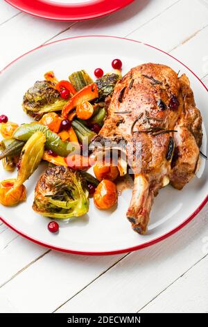 Gegrilltes Gebratenes Schweinefleisch auf dem Teller.gebackenes Fleisch mit verschiedenen Gemüse Stockfoto