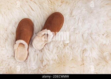 Kuschelig warme Wildlederschuhe auf Pelzteppich Stockfoto