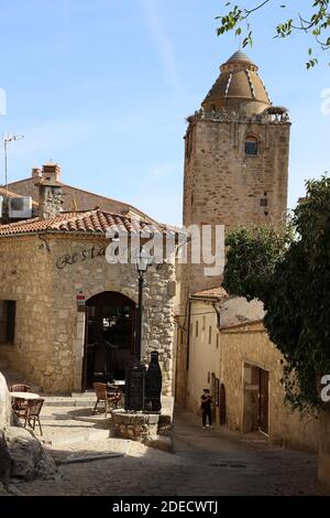 Trujillo - schmale gepflasterte Seitenstraße. Heimat von Francisco Pizarro, Eroberer von Peru. Historische Renaissance/ mittelalterliche Stadt.Extremadura, Spanien. Stockfoto