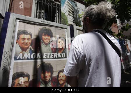 Buenos Aires, Buenos Aires, Argentinien. November 2020. Ein Mann betrachtet ein Plakat von Diego Armando Maradona mit seinen Eltern. Quelle: Carol Smiljan/ZUMA Wire/Alamy Live News Stockfoto