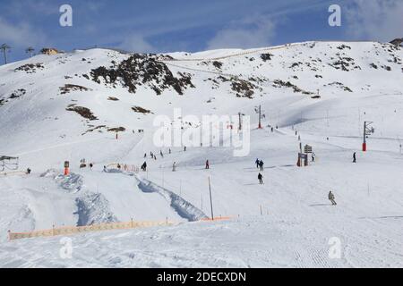 VALLOIRE, Frankreich - 24. MÄRZ 2015: Skifahrer den Schnee geniessen in Galibier-Thabor Station in Frankreich. Der Bahnhof ist in Valmeinier und Valloire entfernt und h Stockfoto