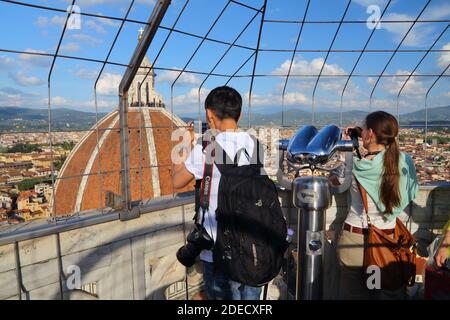 FLORENZ, ITALIEN - 30. APRIL 2015: Die Menschen besuchen den Aussichtspunkt von Giotto's Campanile in Florenz, Italien, das zum UNESCO-Weltkulturerbe gehört. Stockfoto