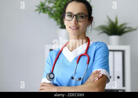 Porträt einer Ärztin mit Brille in der Arztpraxis. Stockfoto