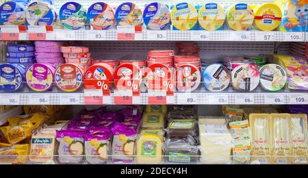 Kaliningrad, Russland - 25. August 2018: Verarbeiteter Käse in den Regalen des Supermarktes. Stockfoto