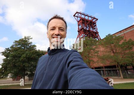 Touristisches Selfie im Industriegebiet Gelsenkirchen, Deutschland. Traveler Selfie mit Zeche Consolidation. Stockfoto