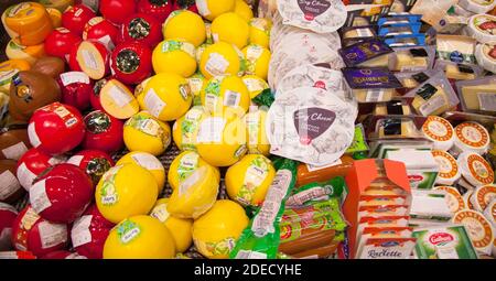 Kaliningrad, Russland - 18. November 2020: Käse in den Regalen des lokalen russischen Supermarkts. Stockfoto