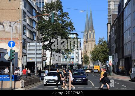 DÜSSELDORF, DEUTSCHLAND - 19. SEPTEMBER 2020: Menschen überqueren die Straße in der Innenstadt von Düsseldorf, Deutschland. Düsseldorf ist per po die 7. Größte Stadt Deutschlands Stockfoto