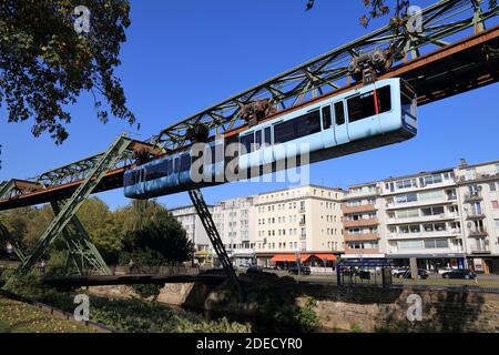 WUPPERTAL, 19. SEPTEMBER 2020: Wuppertaler Schwebebahn in Deutschland. Die einzigartige elektrische Einschienenbahn Stockfoto