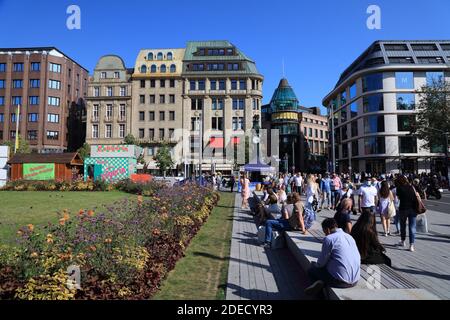 DÜSSELDORF, DEUTSCHLAND - 19. SEPTEMBER 2020: Besucher besuchen den Cornelius-Platz in der Düsseldorfer Innenstadt. Düsseldorf ist die 7. Größte Stadt Deutschlands Stockfoto