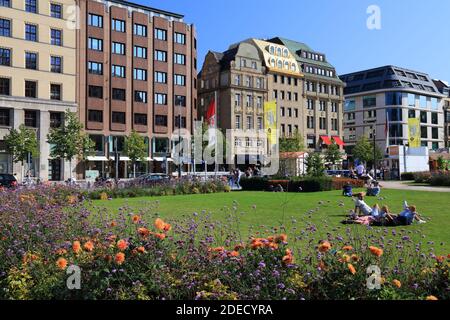DÜSSELDORF, DEUTSCHLAND - 19. SEPTEMBER 2020: Besucher besuchen den Cornelius-Platz in der Düsseldorfer Innenstadt. Düsseldorf ist die 7. Größte Stadt Deutschlands Stockfoto