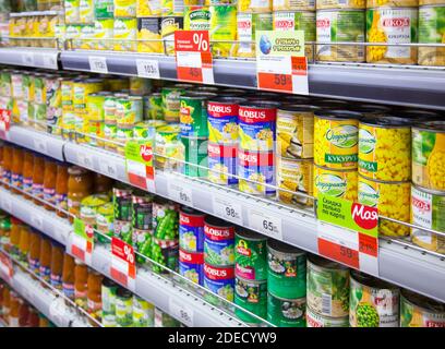 Kaliningrad, Russland - 18. November 2020: Gemüsekonserven in Regalen des lokalen russischen Supermarkts. Stockfoto