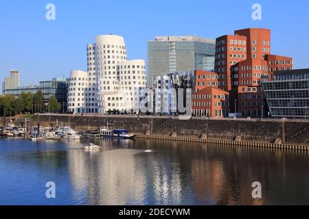 DÜSSELDORF, DEUTSCHLAND - 19. SEPTEMBER 2020: Neuer Zollhof Moderne Architektur in Düsseldorf, Deutschland. Die Wohnanlage wurde von der Amerikanerin A entworfen Stockfoto