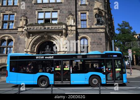 WUPPERTAL, DEUTSCHLAND - 19. SEPTEMBER 2020: Menschen fahren im Elberfelder Stadtteil in Wuppertal mit dem Stadtbus. Stockfoto