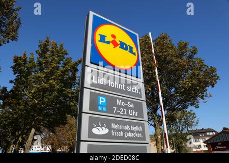 GLADBECK, DEUTSCHLAND - 20. SEPTEMBER 2020: Lidl Supermarkt Schild in Gladbeck, Deutschland. Lidl ist eine deutsche Discountkette. Stockfoto