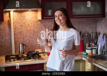 Frau mit zwei Gläsern in den Händen Stockfoto