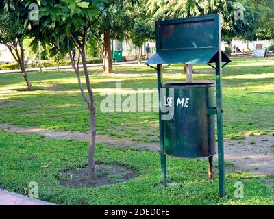 03 juni 2020 Verwenden Sie mich Mülleimer in öffentlichen Park grün Farbe Eisenpflanzen scheint auch Stockfoto