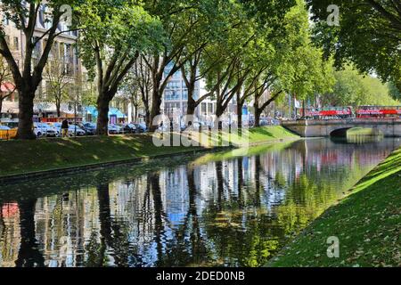 DÜSSELDORF, DEUTSCHLAND - 19. SEPTEMBER 2020: Die Menschen besuchen Königsallee, das berühmte Einkaufsziel in Düsseldorf, Deutschland. Düsseldorf ist die siebtgrößte Stockfoto