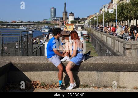 DÜSSELDORF, DEUTSCHLAND - 19. SEPTEMBER 2020: Menschen besuchen Rheinufer in Düsseldorf, Deutschland. Düsseldorf ist die 7. Größte Stadt Deutschlands Stockfoto