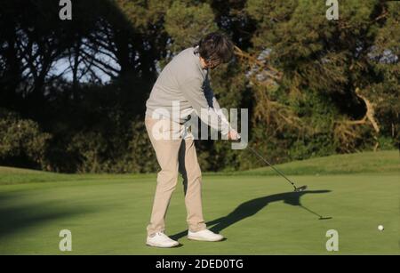 Mann spielt Golf auf dem Platz schlagen den Ball mit Schaukel Stockfoto