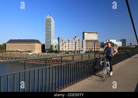 DÜSSELDORF, DEUTSCHLAND - 19. SEPTEMBER 2020: Radler fahren über den Rhein auf der Rheinkniebrücke in Düsseldorf. Düsseldorf ist Stockfoto