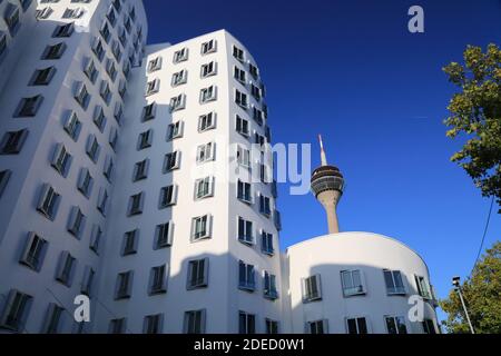 DÜSSELDORF, DEUTSCHLAND - 19. SEPTEMBER 2020: Neuer Zollhof Moderne Architektur in Düsseldorf, Deutschland. Die Wohnanlage wurde von der Amerikanerin A entworfen Stockfoto