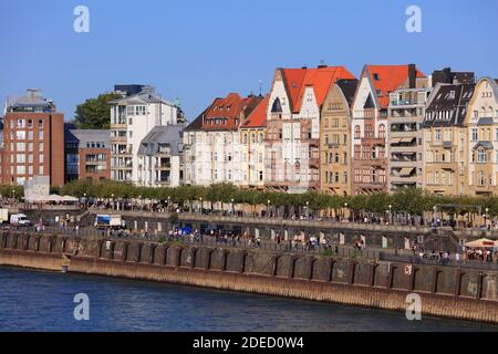 DÜSSELDORF, DEUTSCHLAND - 19. SEPTEMBER 2020: Menschen besuchen Rheinufer in Düsseldorf, Deutschland. Düsseldorf ist die 7. Größte Stadt Deutschlands Stockfoto