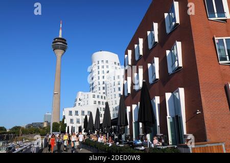 DÜSSELDORF, DEUTSCHLAND - 19. SEPTEMBER 2020: Menschen gehen an den Gebäuden des Neuen Zollhofs in Düsseldorf vorbei. Die Wohnanlage wurde von Ameri entworfen Stockfoto