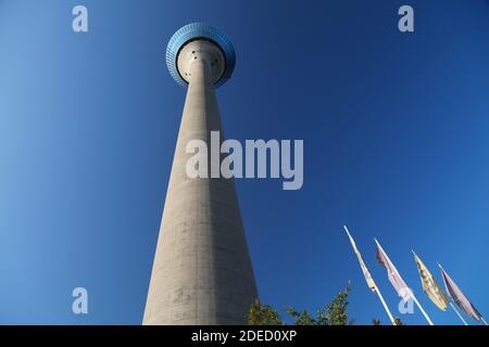 DÜSSELDORF, 19. SEPTEMBER 2020: Rheinturm in Düsseldorf, Deutschland. Düsseldorf ist nach Einwohnerzahl die 7. Größte Stadt Deutschlands. Stockfoto