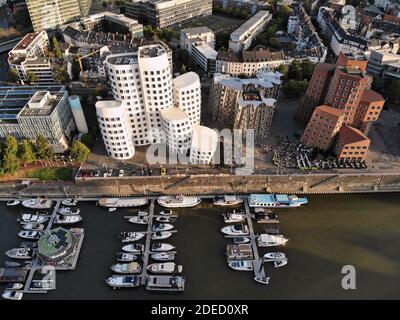 DÜSSELDORF, DEUTSCHLAND - 19. SEPTEMBER 2020: Neuer Zollhof Moderne Architektur in Düsseldorf, Deutschland. Die Wohnanlage wurde von der Amerikanerin A entworfen Stockfoto