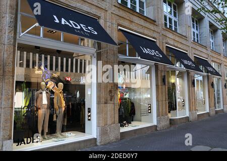 DÜSSELDORF, DEUTSCHLAND - 19. SEPTEMBER 2020: Jades Herrenmode-Markenstore in Düsseldorf, Deutschland. Stockfoto
