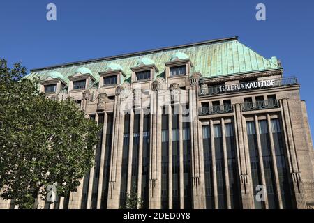 DÜSSELDORF, DEUTSCHLAND - 19. SEPTEMBER 2020: Galeria Kaufhof Kaufhof in Düsseldorf, Deutschland. Düsseldorf ist per po die 7. Größte Stadt Deutschlands Stockfoto