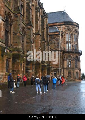 Glasgow, Schottland, Großbritannien. November 2020. Die Studenten der Universität Glasgow warten auf den ersten von zwei Covid 19 Tests, die bestimmen, ob es sicher ist, für die Weihnachtsfeiertage nach Hause zu reisen und die Verbreitung des Virus zu verhindern. Credit Douglas Carr/ Alamy Live News Stockfoto