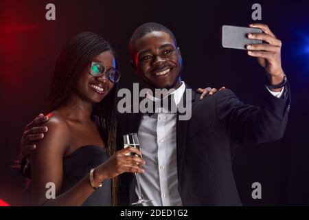 Waist up Porträt von eleganten afroamerikanischen Paar unter Selfie-Foto Während der Party Stockfoto