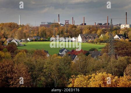 Blick vom Mechtenberghügel auf die Zeche Zollverein, Deutschland, Nordrhein-Westfalen, Ruhrgebiet, Essen Stockfoto