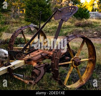 Verrostete antike Samenmaschine, die Pferdestärke verwendet. . Hochwertige Fotos Stockfoto