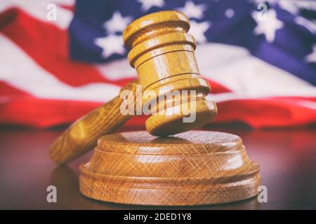 Richter Holzgavel mit USA Flagge im Hintergrund Stockfoto