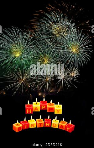 champagner mit brennenden Kerzen, die das Wort Happy Birthday, Feuerwerk bilden Stockfoto